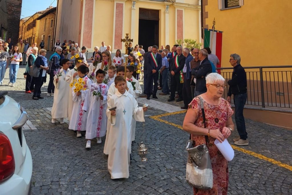 Chirichetti escono di chiesa di San Giuseppe a Cisterna d'Asti
