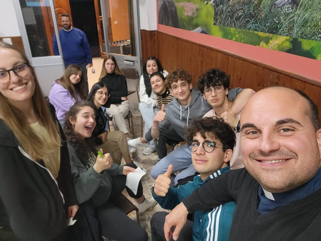 Giovani di Cisterna d'Asti con Don Mauro