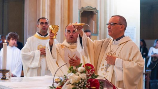 Don Mauro celebra la Messa